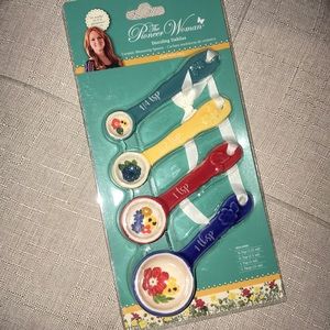 Pioneer woman measuring spoons